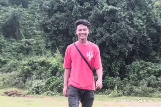 Young Couple Sharing a Quiet Moment in a Park – AI Generated Video | Hailuo AI