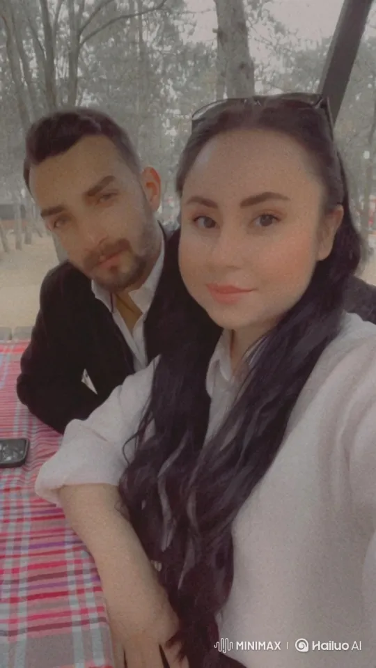 Couple and Baby Share Joyful Moment in Summer Sun – AI Generated Video | Hailuo AI