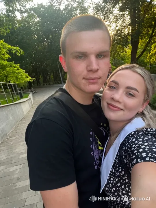 Young Family Reunites in Park, Capturing Joyful Moment – AI Generated Video | Hailuo AI