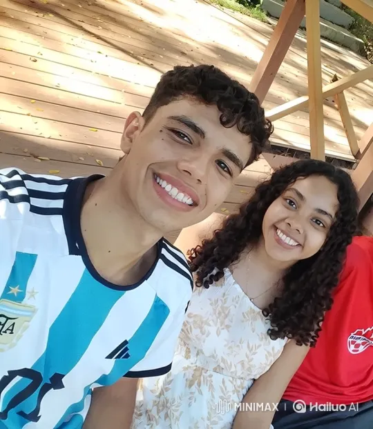 Family Happiness Captured in Sunlit Park – AI Generated Video | Hailuo AI