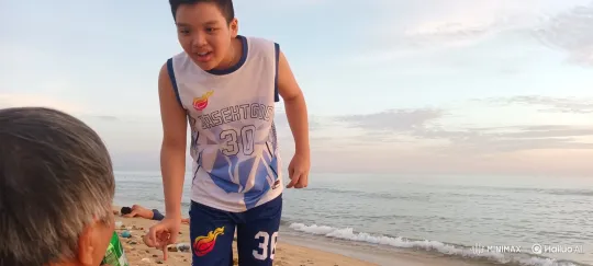 Young Person Energizes Crowd on Beach with Passionate Speech – AI Generated Video | Hailuo AI