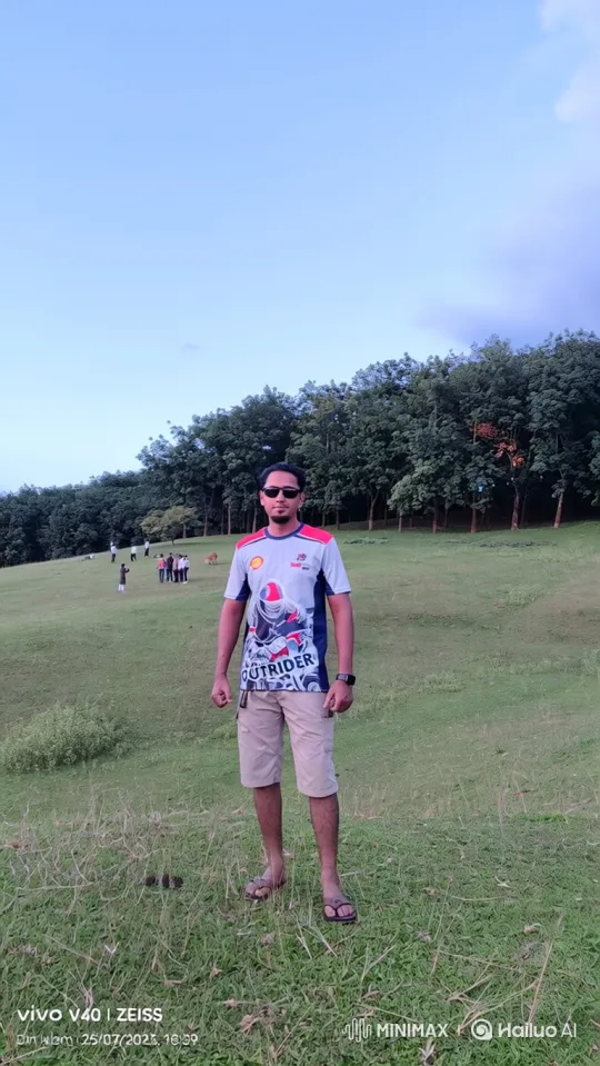 Couple Shares Quiet Moment in Park at Golden Hour – AI Generated Video | Hailuo AI