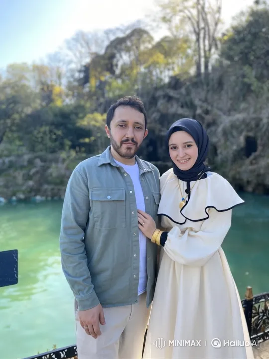 Family Embrace Captured in Heartwarming Video – AI Generated Video | Hailuo AI
