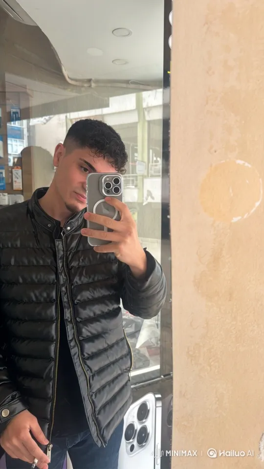 Young Couple's Loving Moment Captured in Mirror – AI Generated Video | Hailuo AI