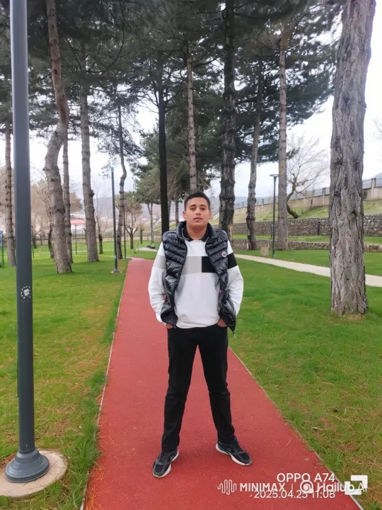 Young Couple's Surprise Affectionate Moment in Park – AI Generated Video | Hailuo AI