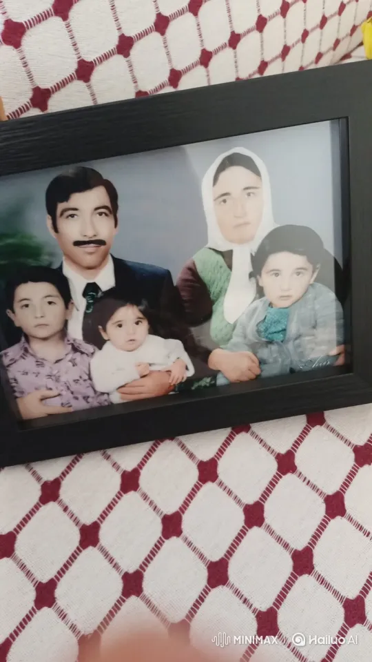 Vintage Family Portrait Comes Alive in Loving Embrace – AI Generated Video | Hailuo AI