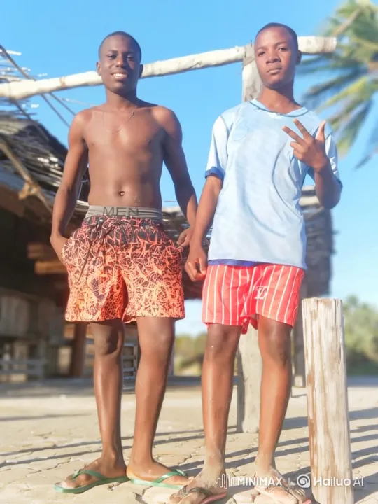 Young Men Spar友好地在沙滩上 – AI Generated Video | Hailuo AI