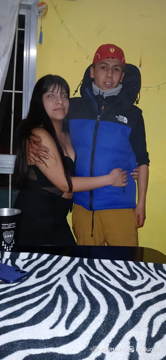Candid Family Moment Captured on Grainy Video – AI Generated Video | Hailuo AI