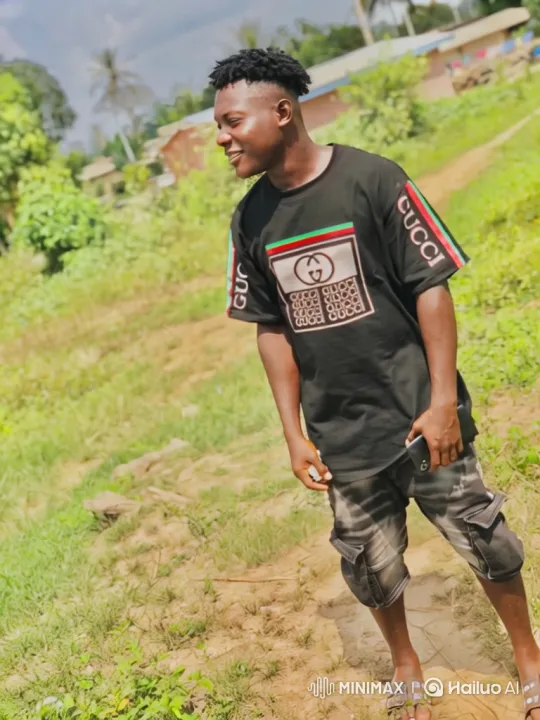 Young Man Smiling, Panning Camera, Expansive Path Scene – AI Generated Video | Hailuo AI