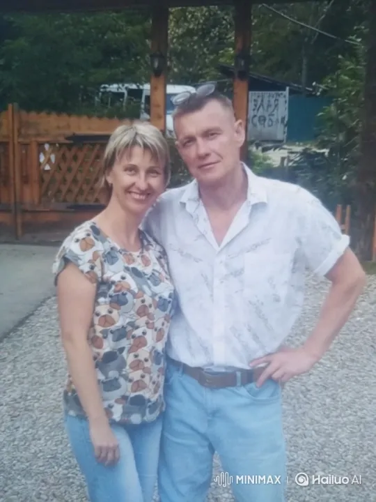 Family Reunion: Intimate Moment of Parents and Daughter – AI Generated Video | Hailuo AI