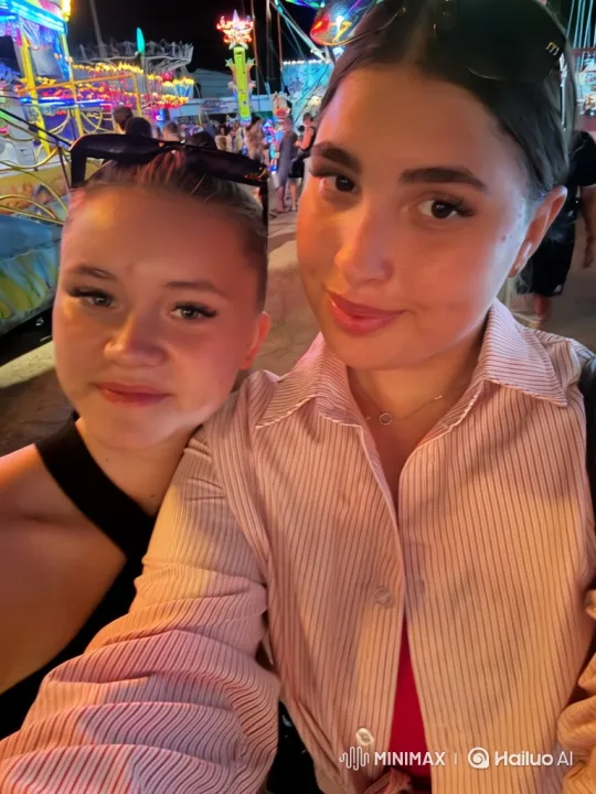Amusement Park: Couples' Surprise Kisses and Joyful Moments – AI Generated Video | Hailuo AI