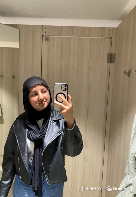 Young Woman Surprised by Officer in Fitting Room – AI Generated Video | Hailuo AI