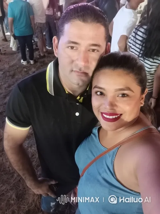 Ultra-Realistic Family Portrait Video Captures Candid Moment – AI Generated Video | Hailuo AI
