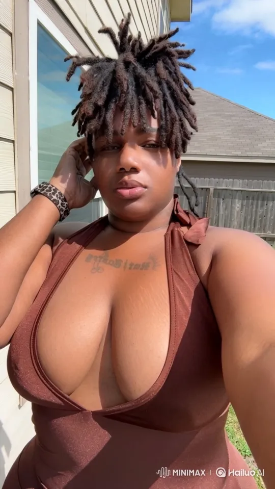 Woman Smiles and Puckers for a Kiss in Sunny Outdoor Scene – AI Generated Video | Hailuo AI