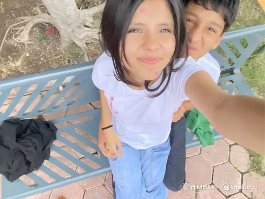 Ultra-Realistic Family Portrait in a Park – AI Generated Video | Hailuo AI