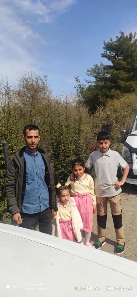 Family Photo Interrupted by Violent Confrontation with Police – AI Generated Video | Hailuo AI