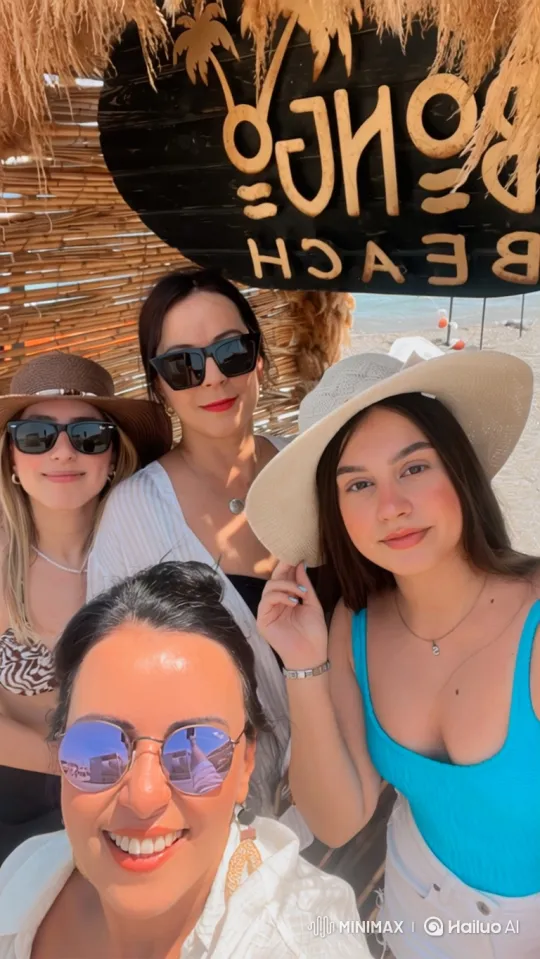 Beach Day Selfie Captures Joyful Friendship – AI Generated Video | Hailuo AI
