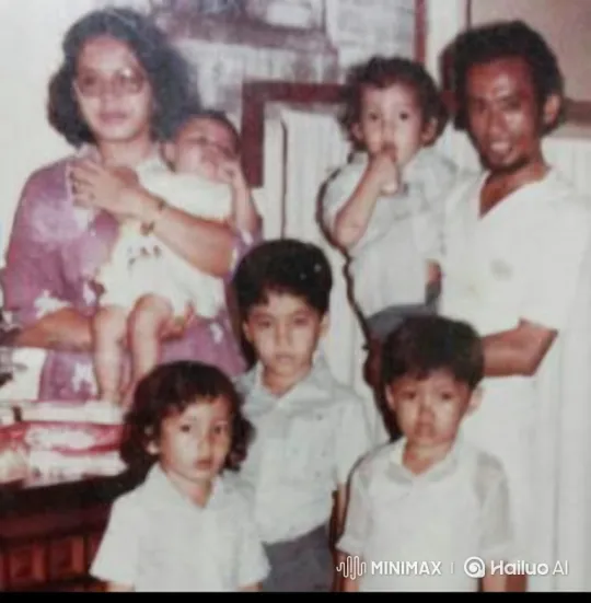 Vintage Family Portrait Comes Alive in Nostalgic Zoom-In – AI Generated Video | Hailuo AI
