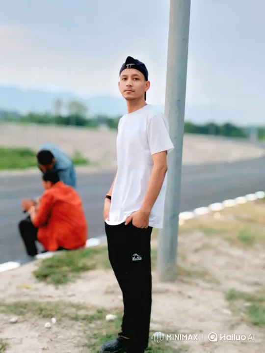 Golden Hour Connection: Silent Bond in a Park – AI Generated Video | Hailuo AI
