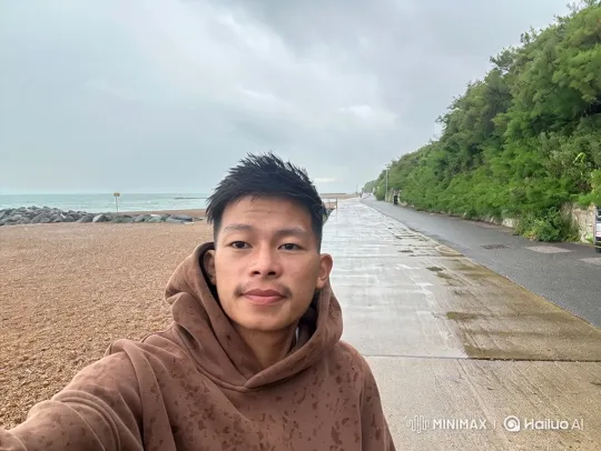 Young Couple Embraces in Golden Hour Park Scene – AI Generated Video | Hailuo AI