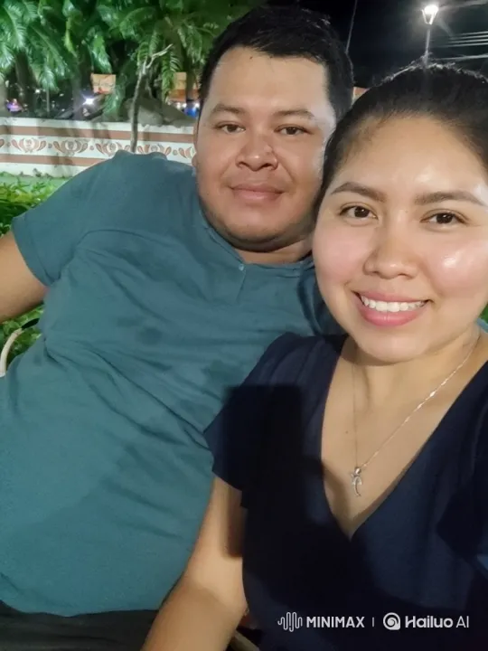 Family Embrace: A Nighttime Outdoor Portrait – AI Generated Video | Hailuo AI