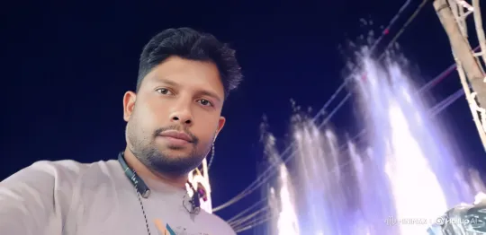 Young Man Records Water Fountain Show with Dynamic Tracking Shot – AI Generated Video | Hailuo AI