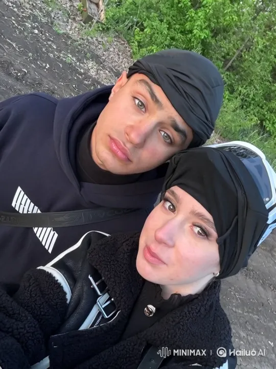 Couple and Daughter's Heartfelt Outdoor Embrace – AI Generated Video | Hailuo AI
