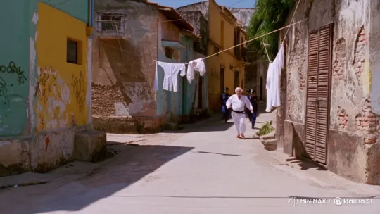 Elderly Karateka Evades Police in Brazilian Alley Chase – AI Generated Video | Hailuo AI