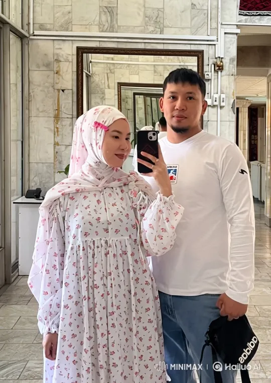 Couple and Child Family Portrait – AI Generated Video | Hailuo AI
