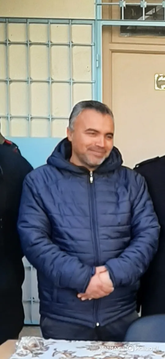 Middle-aged Man Transforms Smile and Posture – AI Generated Video | Hailuo AI