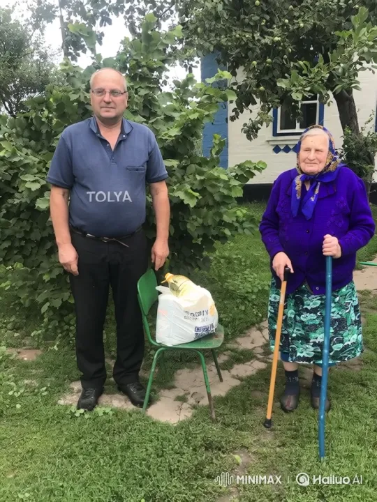 Elderly Woman Chases Man with Grocery Bag – AI Generated Video | Hailuo AI