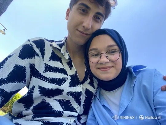 Family Embraces in Summer Evening's Warmth – AI Generated Video | Hailuo AI