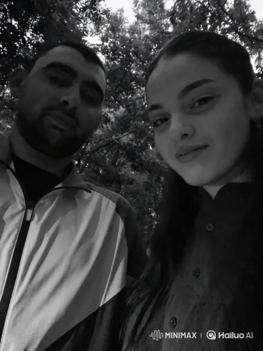 Family Embraces in Summer Evening's Warmth – AI Generated Video | Hailuo AI